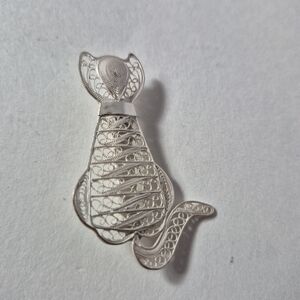 Vintage Sterling Silver Filigree Wire Sitting Cat Brooch